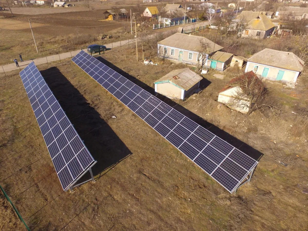 Наземна сонячна електростанція біля приватних будинків